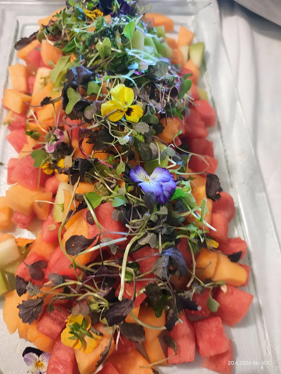 Hedelmävati ja syötäviä kukkia catering-tarjoiluna